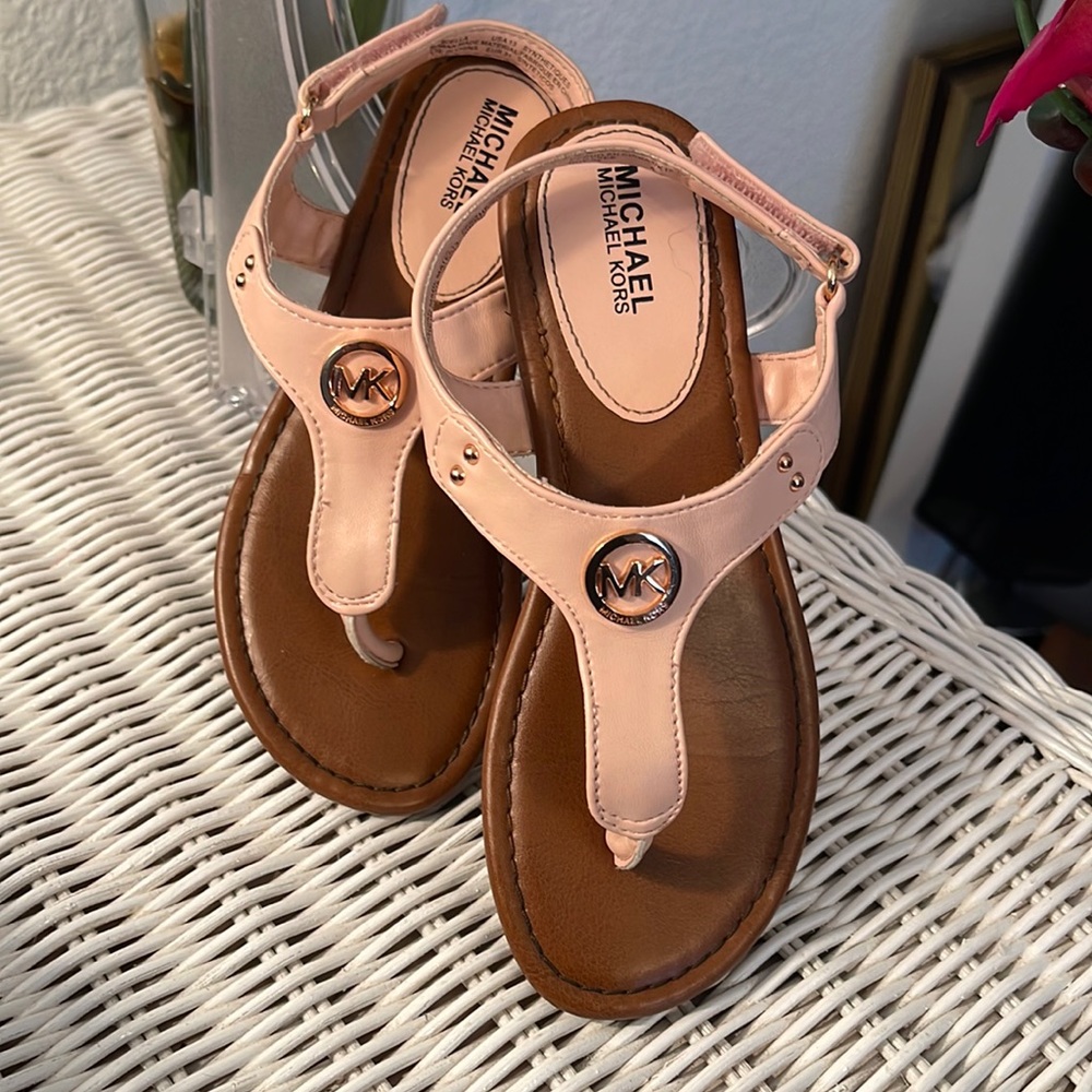 GIRLS MICHAEL KORS “MARCELLA” thong sandal. Soft pink. Size 13. EUC.